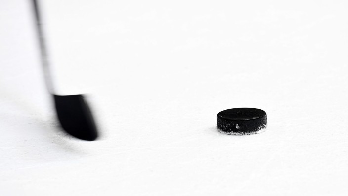 Eishockey - Straubing: Ein Puck und ein Eishockeyschläger. Foto: Tobias Hase/dpa