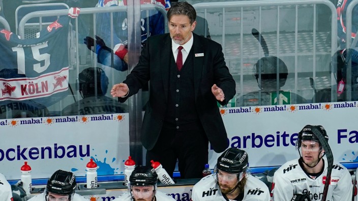 Eishockey - Mannheim: Kölns Trainer Uwe Krupp gestikuliert. Foto: Uwe Anspach/dpa