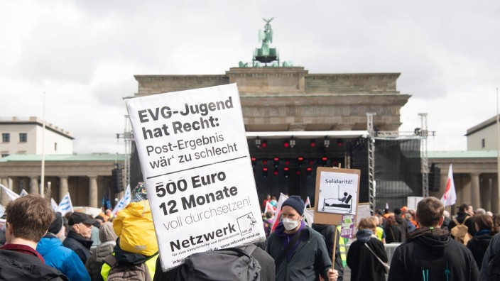 Demonstrationen - Berlin: Teilnehmer an der Demonstration von Verdi und EVG protestieren am Brandenburger Tor. Foto: Paul Zinken/dpa