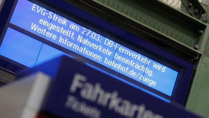 Verkehr - Frankfurt am Main: Eine Hinweistafel weist auf den Streik der EVG hin. Foto: Julian Rettig/dpa