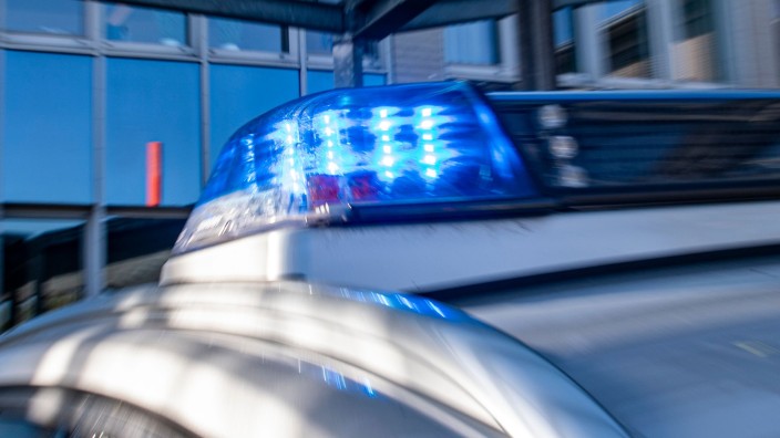 Kriminalität - Landshut: Ein Blaulicht leuchtet auf dem Dach eines Polizeiwagens. Foto: David Inderlied/dpa/Symbolbild