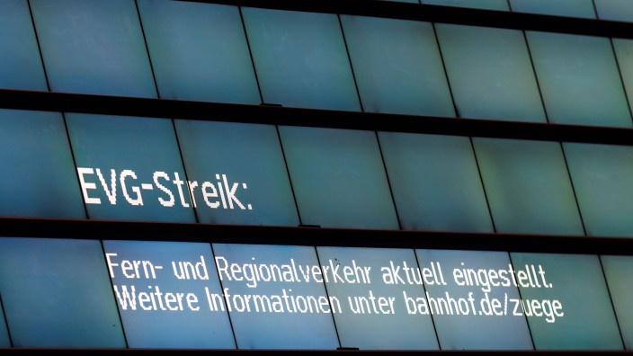 Tarife - Berlin: "EVG-Streik. Fern- und Regionalverkehr aktuell eingestellt" steht auf einer Anzeigetafel. Foto: Daniel Karmann/dpa