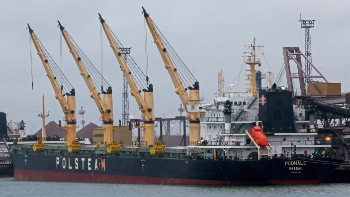 Schifffahrt - Rostock: Am Getreideterminal im Seehafen an der Ostsee wird der Frachter "Podhale" abgefertigt. Foto: Bernd Wüstneck/dpa