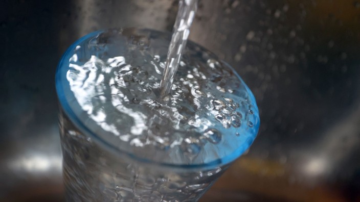 Kabinett - München: Leitungswasser fließt in ein Glas, das in einem Spülbecken steht. Foto: Karl-Josef Hildenbrand/dpa/Symbolbild