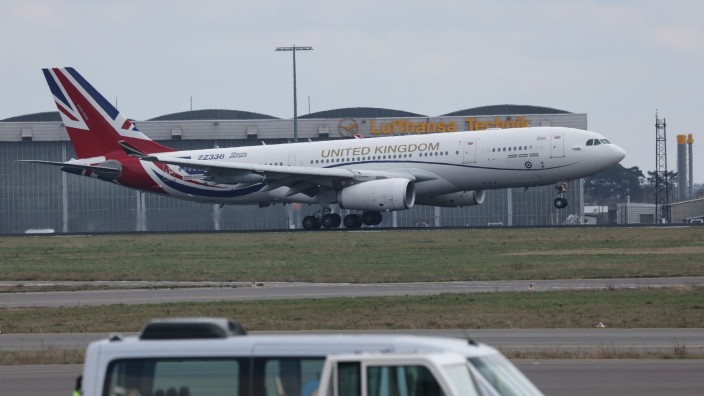 Adel - Berlin: Das Flugzeug von König Charles III. von Großbritannien und Königsgemahlin Camilla ist am Flughafen BER gelandet. Foto: Jens Büttner/dpa