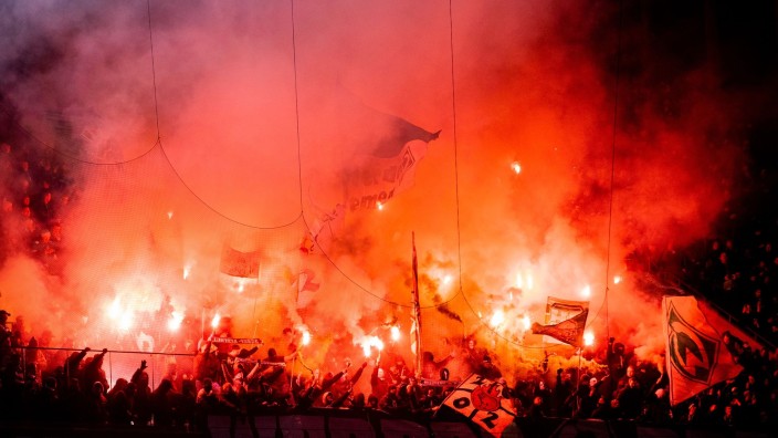 Fußball - Frankfurt am Main: Bremens Fans brennen Pyrotechnik ab. Foto: Rolf Vennenbernd/dpa