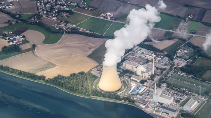 Atom - Essenbach: Dampf quillt aus dem Kühlturm des Kernkraftwerkes Isar 2. Foto: Jan Woitas/dpa/Archivbild