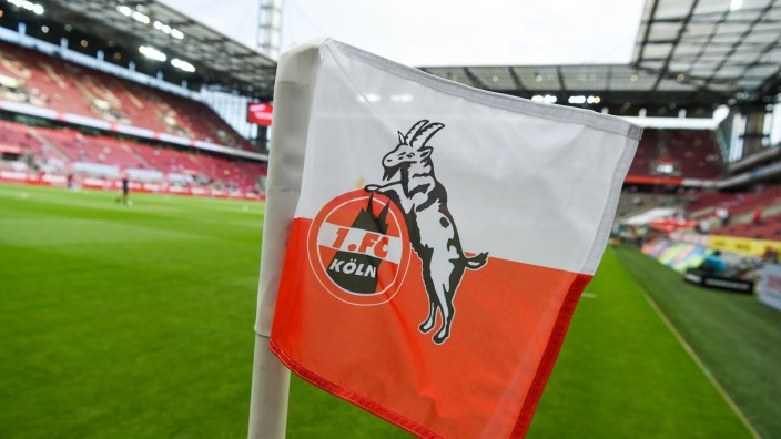 Fußball - Köln: Auf der Eckfahne ist das Logo des 1. FC Köln. Foto: Christophe Gateau/dpa/Archivbild
