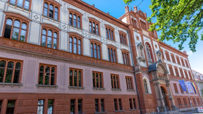 Forschung - Rostock: Das Hauptgebäude der Universität Rostock am Universitätsplatz in der Altstadt. Foto: Jens Büttner/dpa/Archivbild