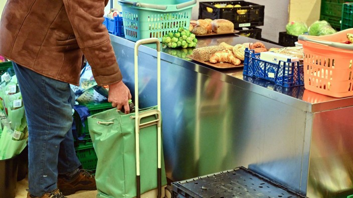 Soziales - Potsdam: Ein Mann in der Cottbuser Tafel steckt Lebensmittel in seinen Einkaufswagen. Foto: Patrick Pleul/dpa/Archiv