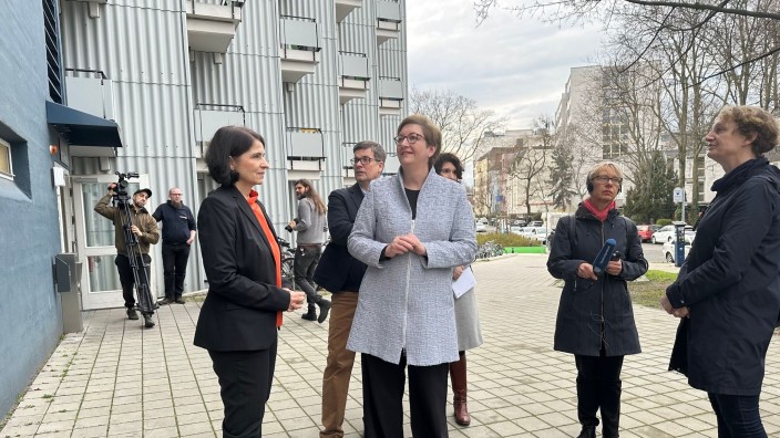 Ausbildung - Berlin: Klara Geywitz (M, SPD), Bundesministerin für Bau und Wohnen, besucht ein Studentenwohnheim. Foto: Jörg Ratzsch/dpa