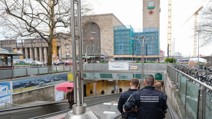 Kriminalität - Stuttgart: Sicherheitskräfte der Polizeibehörde gehen zum Stuttgarter Hauptbahnhof. Foto: Bernd Weißbrod/dpa