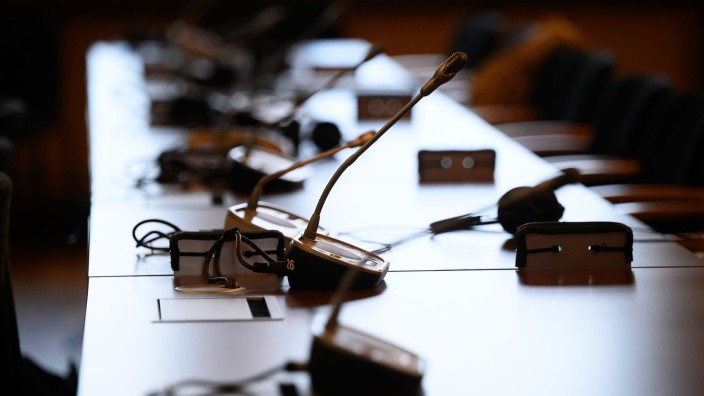 Prozesse - Erfurt: Mikrofone und Kopfhörer auf einem Tisch in einem Gerichtssaal. Foto: Jonas Walzberg/dpa/Symbolbild