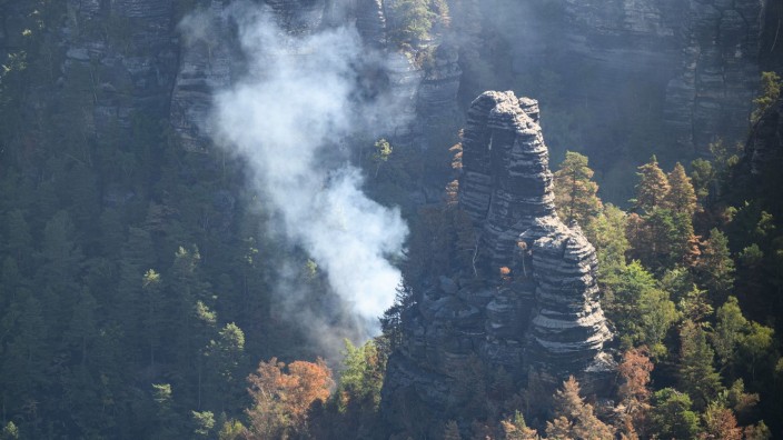 Umwelt - Dresden: Rauch steigt bei einem Waldbrand im Nationalpark Sächsische Schweiz in den Himmel. Foto: Robert Michael/dpa/Archivbild