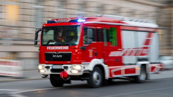 Brände - Bremen: Ein Feuerwehrfahrzeug ist mit Blaulicht auf Einsatzfahrt. Foto: Monika Skolimowska/dpa-Zentralbild/ZB/Symbolbild