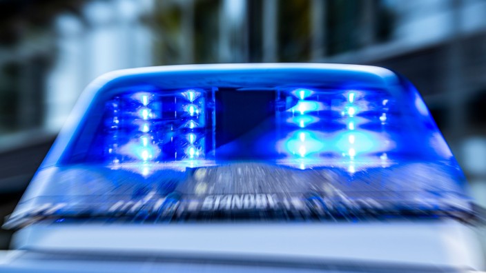 Kriminalität - Magdeburg: Ein Blaulicht leuchtet auf dem Dach eines Polizeiwagens. Foto: David Inderlied/dpa/Symbolbild
