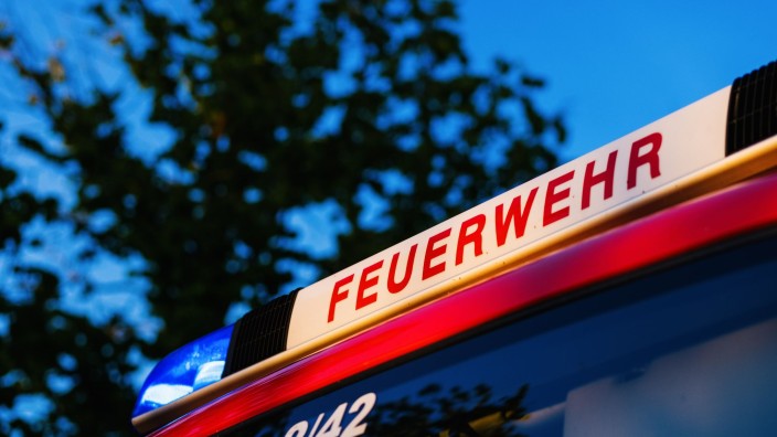Katastrophenschutz - Leipzig: Das Blaulicht leuchtet auf dem Dach eines Einsatzfahrzeugs der Feuerwehr. Foto: Philipp von Ditfurth/dpa/Symbolbild