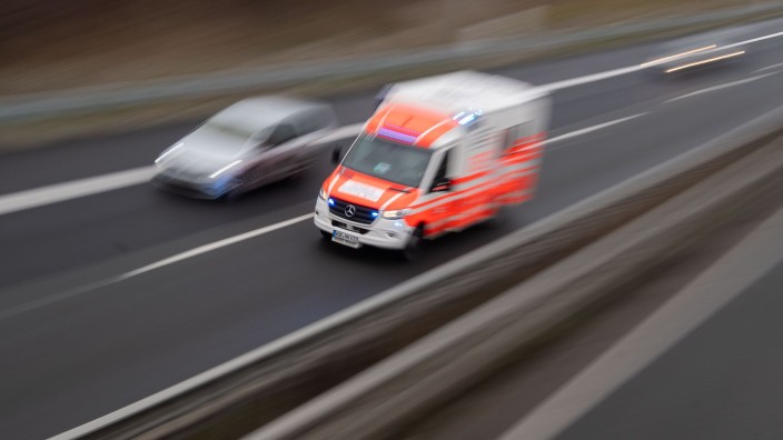 Unfälle - Berlin: Ein Rettungswagen fährt über eine Autobahn. Foto: Julian Stratenschulte/dpa/Symbolbild