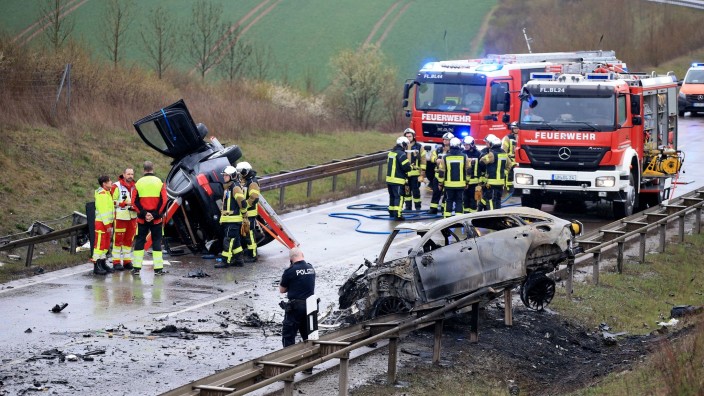 Unfälle - Bad Langensalza: Rettungskräfte stehen auf der B247 bei Bad Langensalza. Foto: Silvio Dietzel/dpa-Zentralbild/dpa