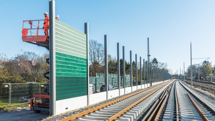 Verkehr - Hamburg: Eine Lärmschutzwand an der Ausbaustrecke der S4. Foto: Markus Scholz/dpa