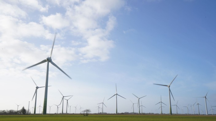 Energie - Potsdam: Windenergieanlagen stehen auf einem Feld. Foto: Marcus Brandt/dpa/Symbolbild