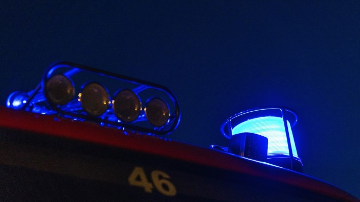 Brände - Berlin: Das Blaulicht leuchtet auf dem Dach eines Feuerwehrfahrzeugs. Foto: Philipp von Ditfurth/dpa/Symbolbild