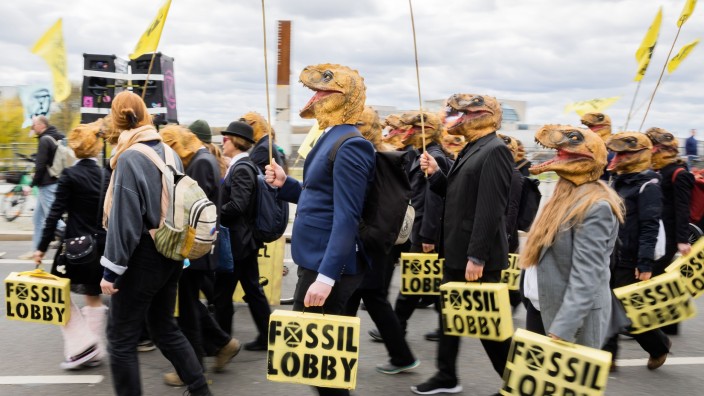 Demonstrationen - Berlin: Teilnehmer einer Demonstration der Klimagruppe "Extinction Rebellion" tragen Dinosaueriermasken. Foto: Christoph Soeder/dpa