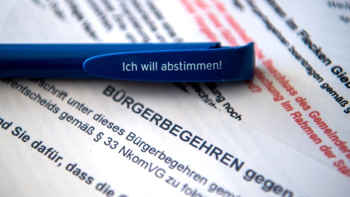 Landtag - Kiel: Ein Stift mit der Aufschrift "Ich will abstimmen!" liegt auf Zetteln mit Bürgerbegehren auf einem Schreibtisch. Foto: Sina Schuldt/dpa/Archivbild