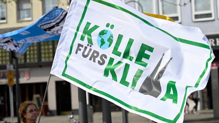 Klima - Düsseldorf: Eine Teilnehmerin am bundesweiten Aktionstag unter dem Motto "Mobilitätswende jetzt!" hält in Köln eine Fahne mit Aufschrift. Foto: Roberto Pfeil/dpa
