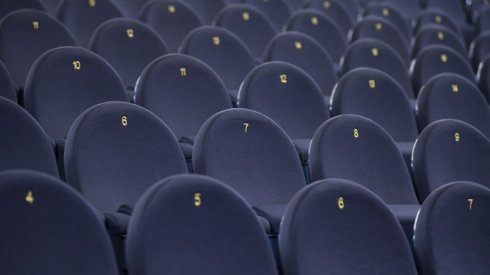 Film - Dresden: Sitze in einem Kinosaal. Foto: Robert Michael/dpa-Zentralbild/dpa/Symbolbild