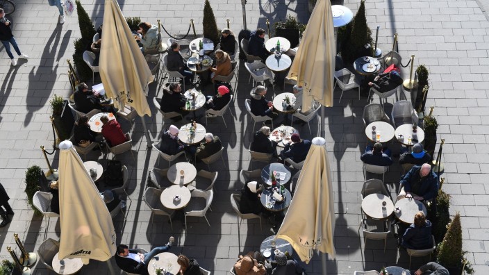 Gastgewerbe - Frankfurt am Main: Gäste sitzen vor einem Café in der Sonne. Foto: Felix Hörhager/dpa/Symbolbild