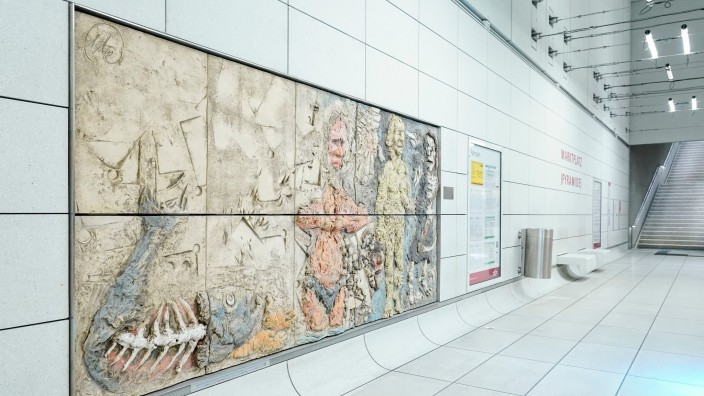 Kunst - Karlsruhe: Das Kunstwerk mit dem Titel "Die Locken einer Frau" von Markus Lüpertz ist bei der Enthüllung der Lüpertz-Kunstwerke zum Thema "Genesis" an der U-Bahn-Haltestelle zu sehen. Foto: Uwe Anspach/dpa