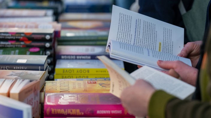 Literatur - Leipzig: Besucherinnen und Besucher der Leipziger Buchmesse verschaffen einen Überblick über das Buchangebot. Foto: Hendrik Schmidt/dpa