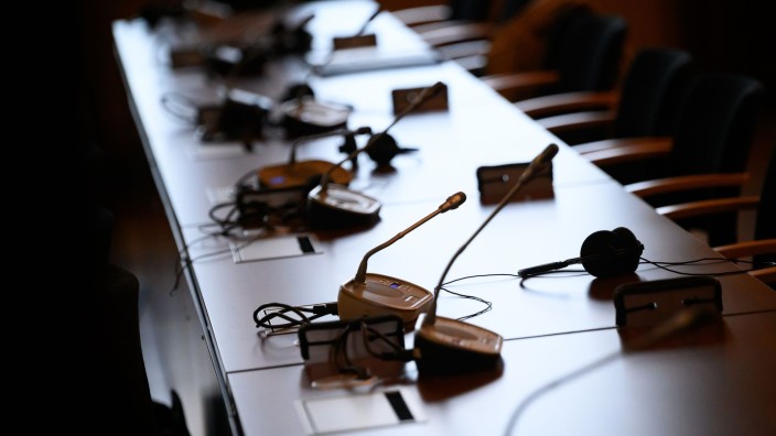 Kriminalität - Frankfurt am Main: Mikrofone und Kopfhörer auf einem Tisch in einem Gerichtssaal. Foto: Jonas Walzberg/dpa/Symbolbild