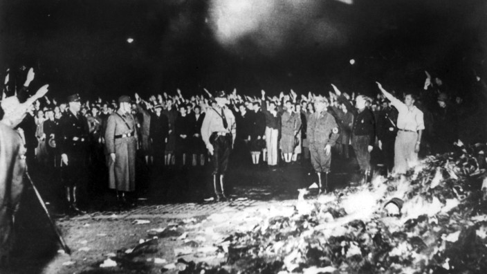 Literatur - Hamburg: Nach der Machtübernahme lassen die Nationalsozialisten in Universitätsstädten die Bücher verfemter Autoren verbrennen (undatiertes Archivfoto). Foto: --/dpa