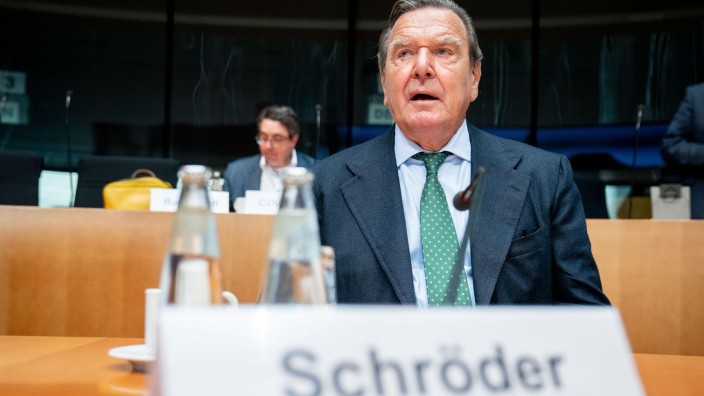Krieg - Berlin: Gerhard Schröder (SPD) spricht. Foto: Kay Nietfeld/dpa