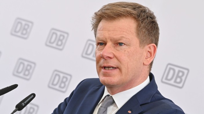 Landtag - München: Richard Lutz, DB-Vorstandsvorsitzender, spricht zum Spatenstich für ein neues Bahnwerk. Foto: Patrick Pleul/dpa