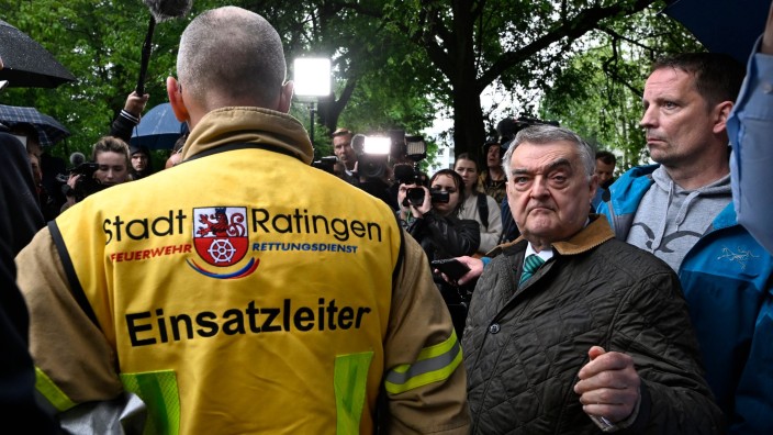 Notfälle - Ratingen: Herbert Reus (CDU, r), Innenminister von Nordrhein-Westfalen, spricht am Tatort zu den Journalisten. Foto: -/dpa