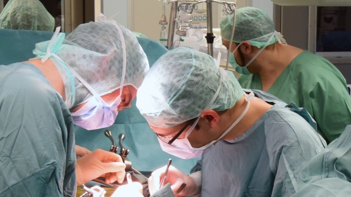 Gesundheit - Wiesbaden: Ärzte stehen bei einer Transplantation in einem Operationssaal. Foto: Waltraud Grubitzsch/dpa/Symbolbild