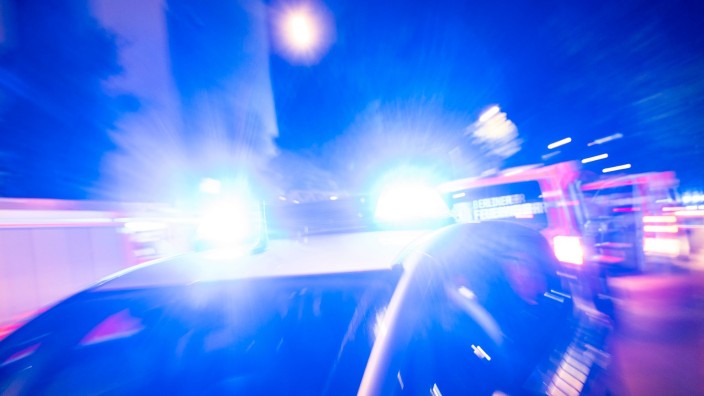 Verkehr - : Ein Streifenwagen der Polizei steht mit Blaulicht an einem Einsatzort. Foto: Christophe Gateau/dpa/Symbolbild