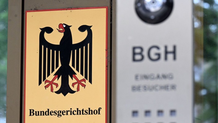 Prozesse - Karlsruhe: Ein Hinweisschild mit dem Bundesadler und dem Schriftzug Bundesgerichtshof, aufgenommen vor dem Bundesgerichtshof (BGH). Foto: Uli Deck/dpa