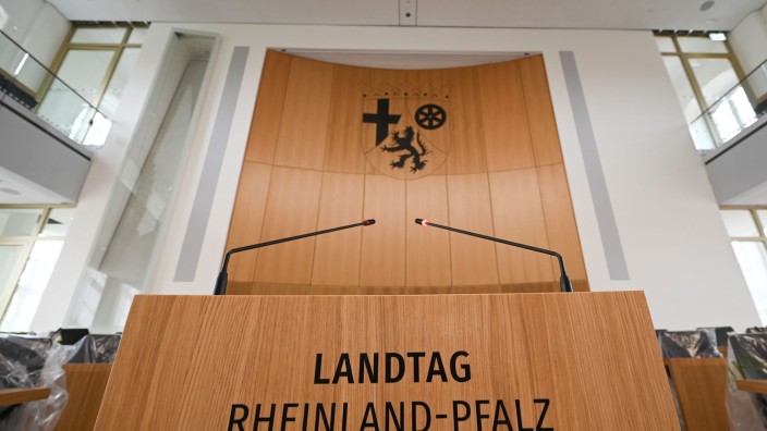 Biotechnologie - Mainz: Der Schriftzug "Landtag Rheinland-Pfalz" prangt im Plenarsaal im Landtag von Rheinland-Pfalz. Foto: Arne Dedert/dpa/Archivbild