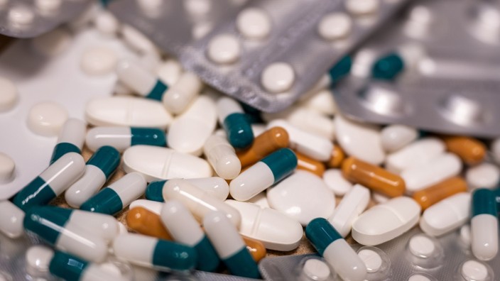 Pharma - Bad Homburg vor der Höhe: Tabletten liegen auf einem Tisch. Foto: Monika Skolimowska/dpa-Zentralbild/dpa/Symbolbild