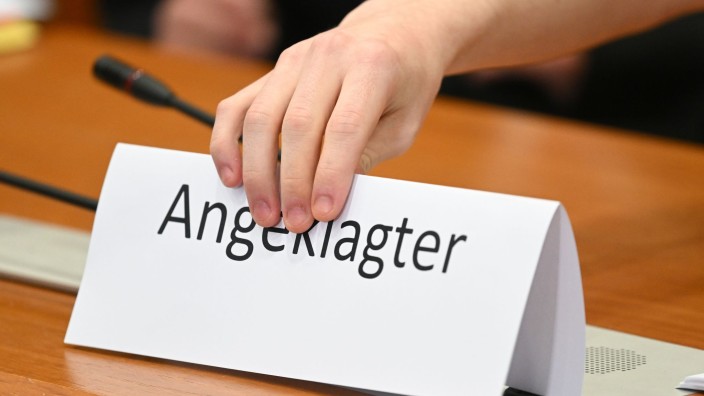 Prozesse - Dresden: Ein Schild mit der Aufschrift "Angeklagter" wird auf die Gerichtsbank gestellt. Foto: Arne Dedert/dpa/Symbolbild
