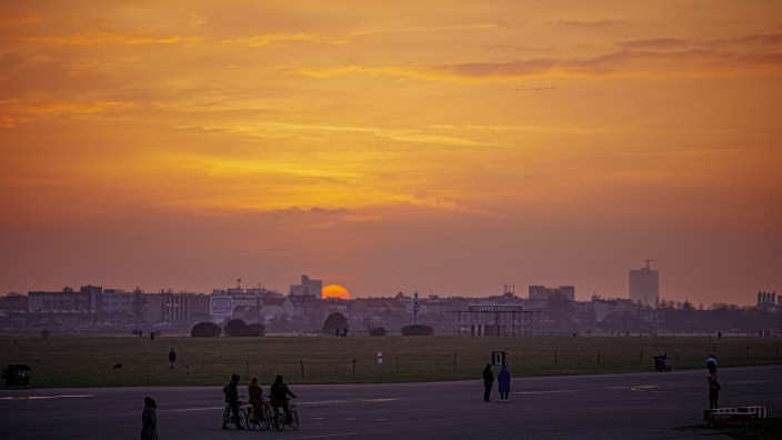 Naturschutz - Berlin: Die Sonne geht hinter dem Tempelhofer Feld unter. Foto: Kay Nietfeld/dpa