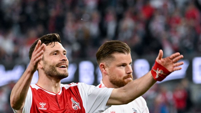 Fußball - Köln: Kölns Jonas Hector (l) und Torhüter Timo Horn jubeln nach dem Spiel vor den Fans. Foto: Federico Gambarini/dpa