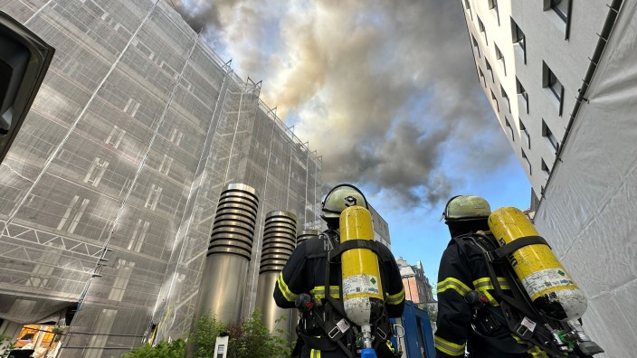 Brände - Hamburg: In der Hamburger Neustadt brennt der Dachstuhl eines Gebäudes. Foto: Steven Hutchings/TNN/dpa
