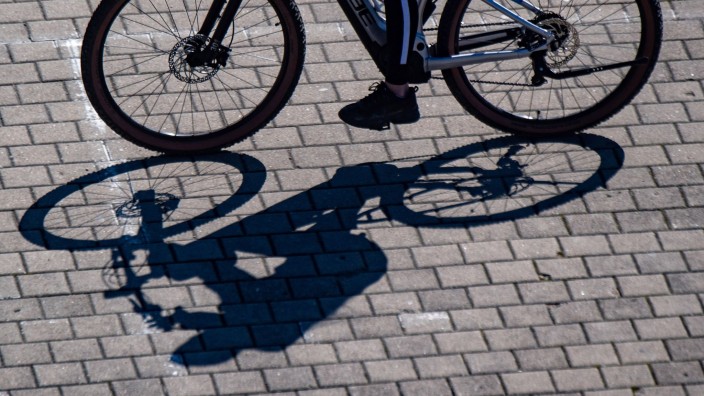 Wetter - Offenbach am Main: Ein Radfahrer wirft einen Schatten. Foto: Stefan Sauer/dpa/Symbolbild