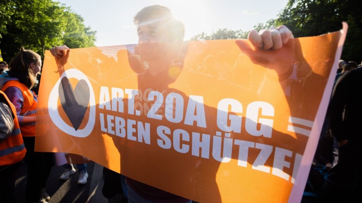 Demonstrationen - Berlin: Ein Teilnehmer einer Demonstration der Letzten Generation hält bei der Kundgebung ein Banner. Foto: Christoph Soeder/dpa