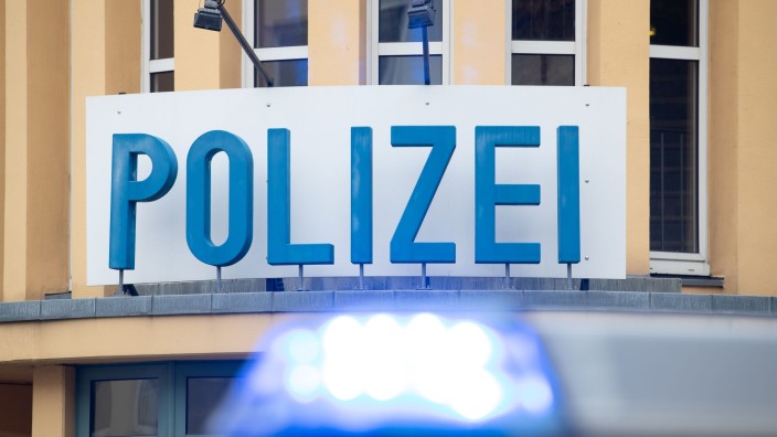 Polizei - Wiesbaden: Ein Einsatzwagen der Polizei steht vor einer Dienststelle. Foto: Friso Gentsch/dpa/Symbolbild